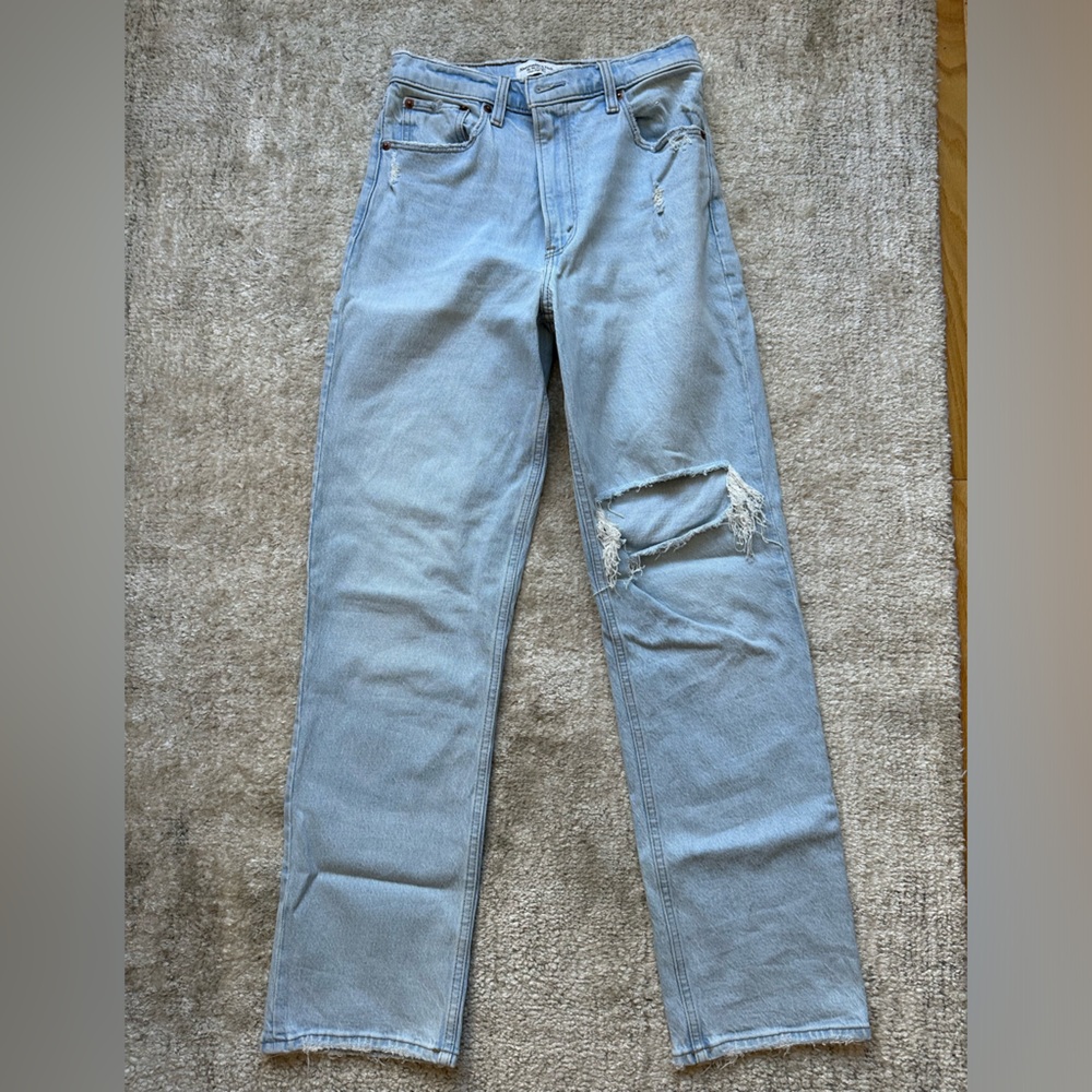 Abercrombie 90s high rise with thigh rip